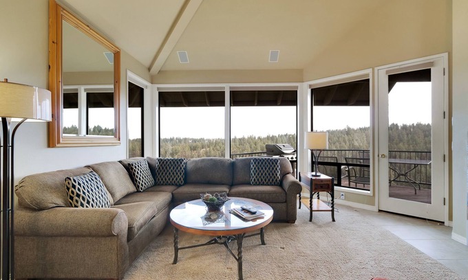 Century West Condominio | Condominio privado de tres habitaciones con vista al río en Bend con chimenea de gas y jacuzzi