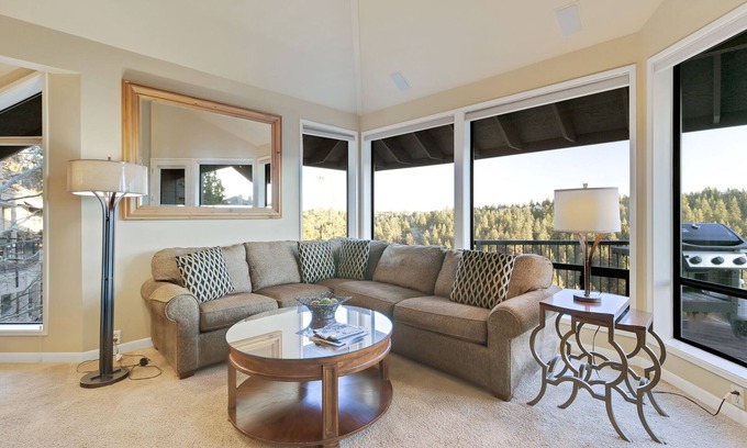 Century West Condominio | Condominio privado de tres habitaciones con vista al río en Bend con chimenea de gas y jacuzzi