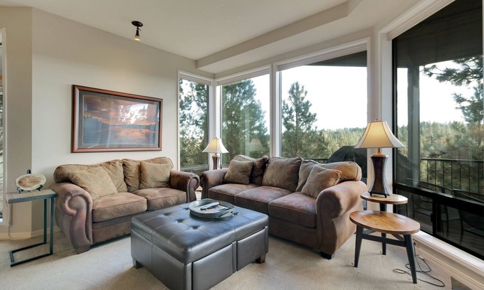 Century West Condominio | Condominio privado de un dormitorio en Bend con chimenea a gas y acceso al gimnasio.