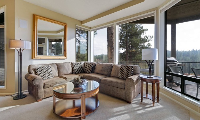 Century West Condominio | Condominio privado con vista al río de dos dormitorios en Bend con chimenea a gas y acceso al gimnasio.