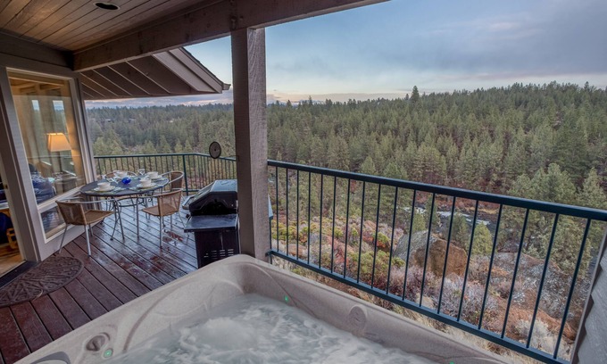 Century West Condominio | Condominio privado de tres habitaciones con vista al río en Bend con chimenea de gas y jacuzzi