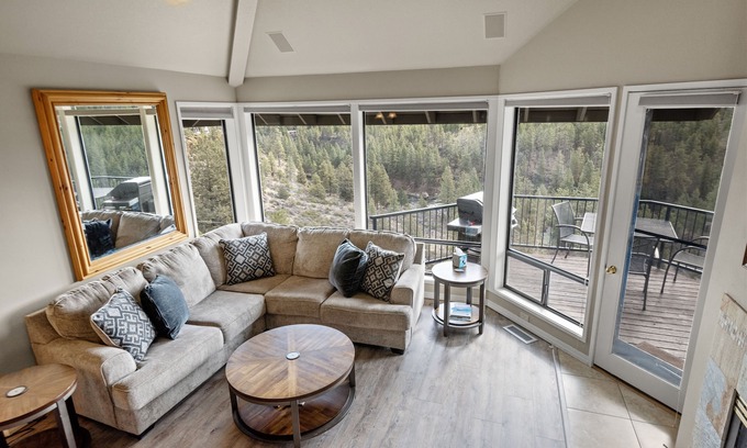 Century West Condominio | Condominio privado de tres habitaciones con vista al río en Bend con chimenea de gas y jacuzzi
