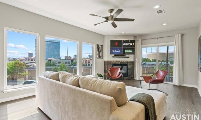 Swede Hill Casa | Enjoy DT Newly Renovated & Patio and Free Swim Club by Austin Vacay