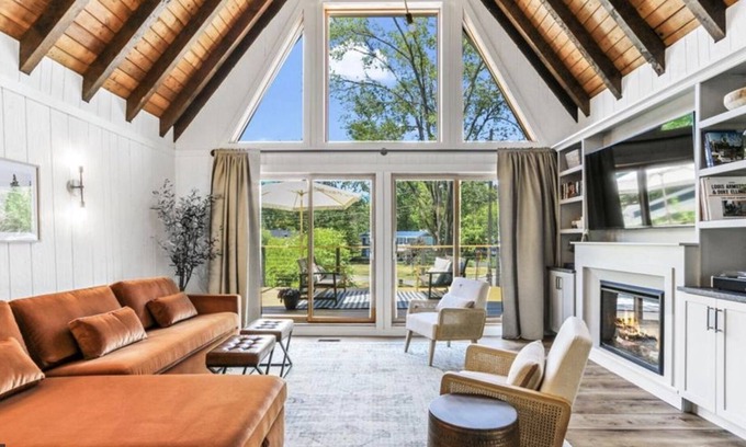 Country Club Estates Casa | Enjoy everything Lake Geneva has to offer in gorgeously remodeled Fontana home!