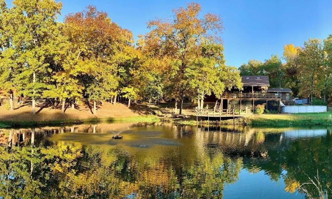 Clinton Apartamento | Enjoy Fall Serenity on our Woodland Retreat with Boat Parking near Truman Lake
