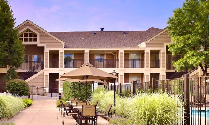 Monmouth Junction Hotel | Enjoy Free Breakfast and Seasonal Pool! Ideal Family Stay in Princeton!