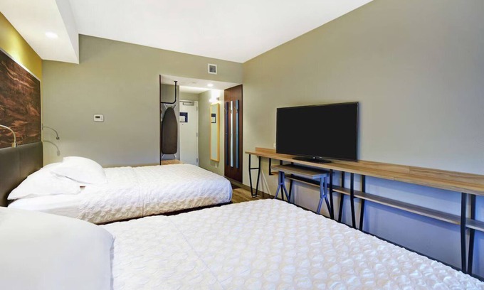 South Portland Casa | Enjoy Free Hot Breakfast & Pet-Friendly Rooms next to the Airport - 3 Units