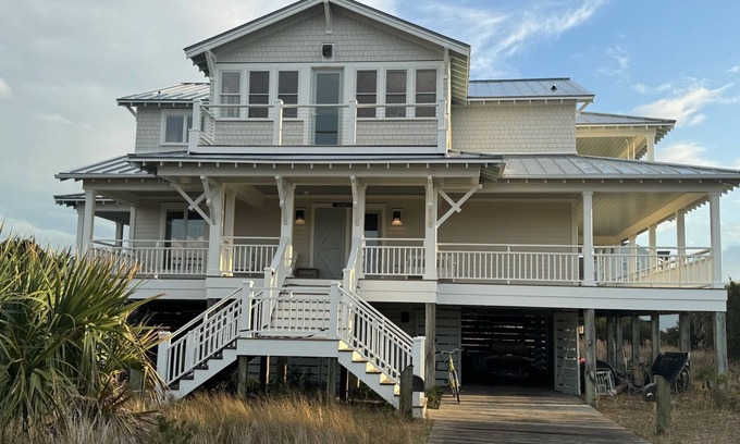 South Beach Casa | BRAND NEW renovation & furniture,OCEANVIEW, South Beach,huge porches, 4 bd,5 ba.