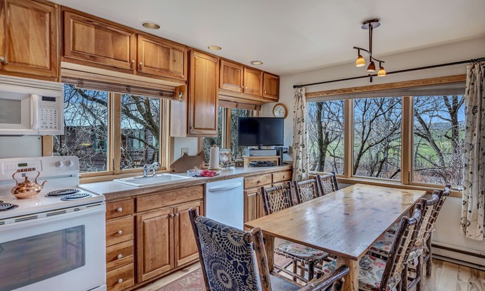Clark Chalet De Esquí | Enjoy hiking, tennis courts, snowmobiles, rafting, and tubing.