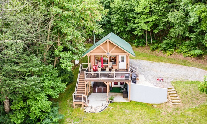 Amherst Cabina | ENJOY HOT TUB & MOUNTAIN VIEWS