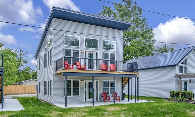 Lakeview Condominio | Enjoy Indian Lake in a brand new vacation rental next to the lake walking path