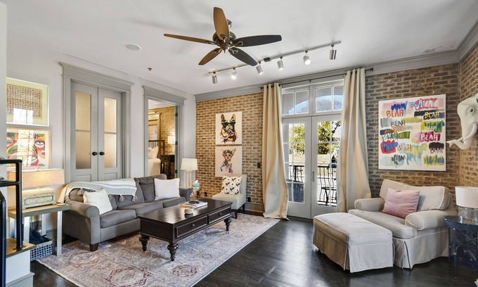 King City Condominio | Enjoy Island life in the Village in this gorgeous one of a kind loft!
