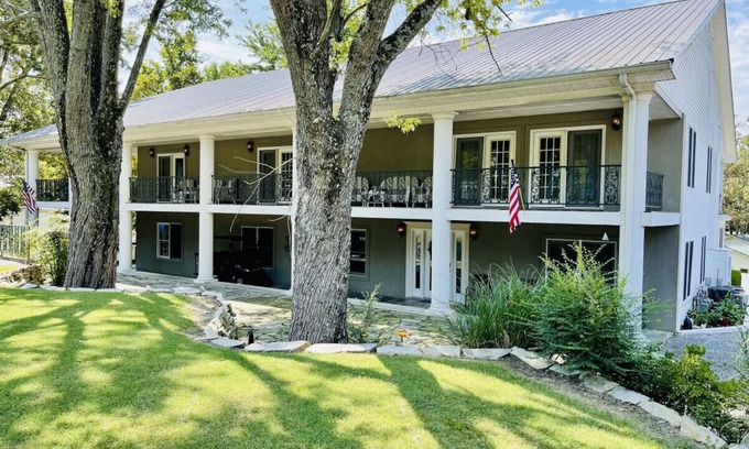 Gilbertsville Casa | Enjoy Lake Daze w/ this Townhome steps from Marina