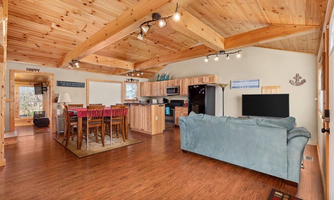 Dandridge Casa | Enjoy Lakeside Living with Our amazing lake house