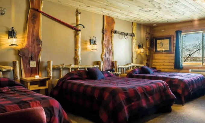 Rice Lake Cabina | Enjoy lakeside relaxation in Room 17 - Lumbermen's Bunkhouse - Curriers