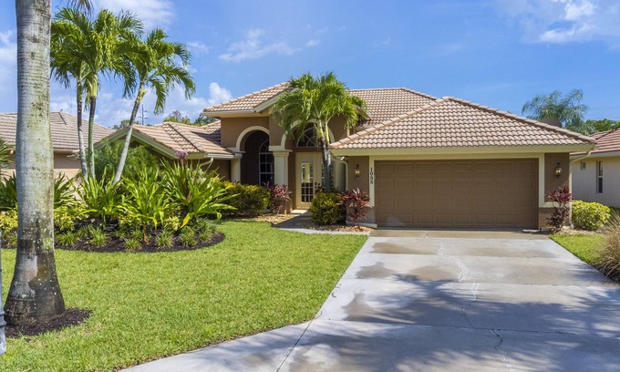 Central Naples Casa | Enjoy memorizing lake views from this beautiful 4 bedroom home!