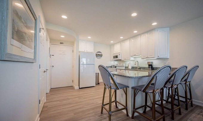 Rehoboth Beach Condominio | Enjoy Ocean Views from This 7th Floor Studio