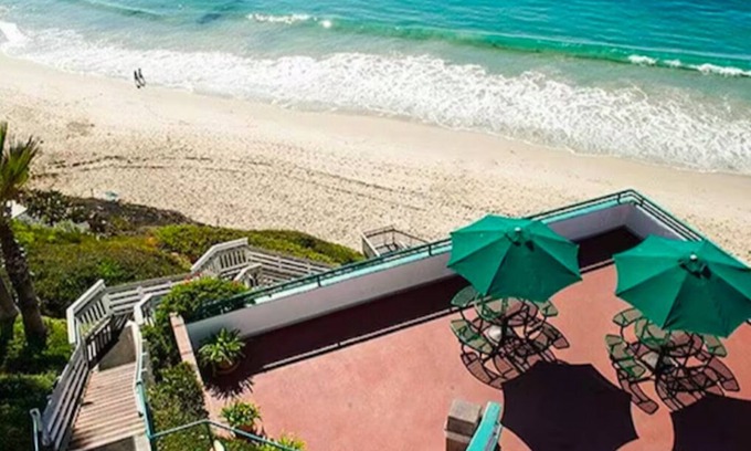 Laguna Beach Complejo | Enjoy oceanfront views in a corner suite in the Laguna Surf Resort.
