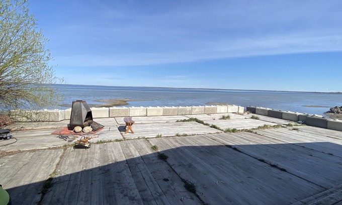 Alberta Beach Cabaña | Enjoy one of Alberta’s largest sand deposits! Beautiful Sunsets and cute town.