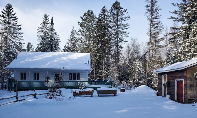 Mauricie Cabaña | Enjoy our secluded 125' shoreline on the Rivière-du-Loup surrouded by trees