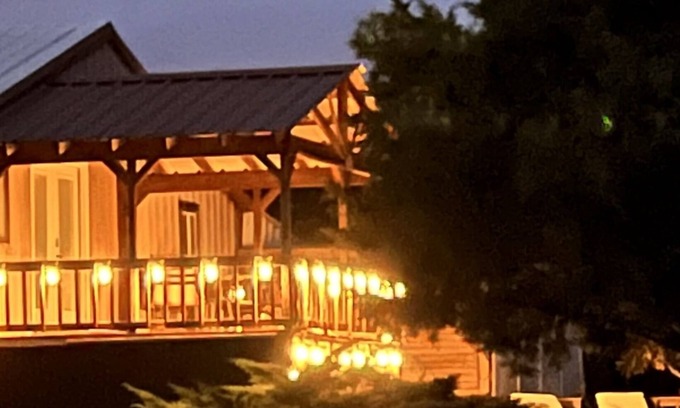 Edmond Cabina | Disfrute de la paz y la tranquilidad en Vineyard Loft con vistas a nuestro viñedo y estanque.