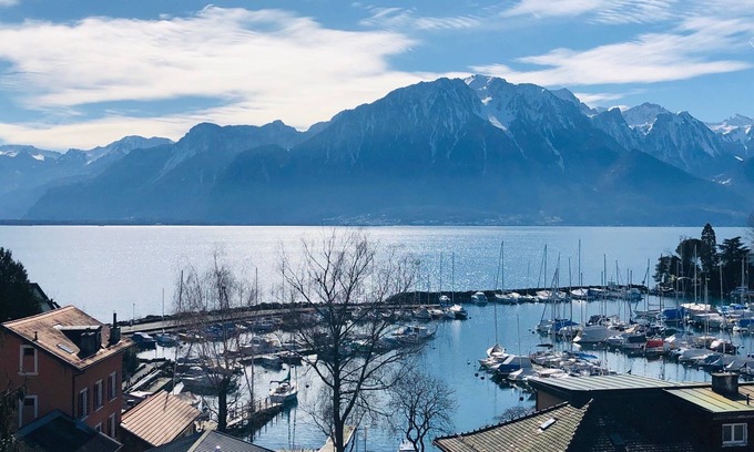 Montreux Apartamento | Enjoy panoramic views close to all via lakeside walk or bus next door !