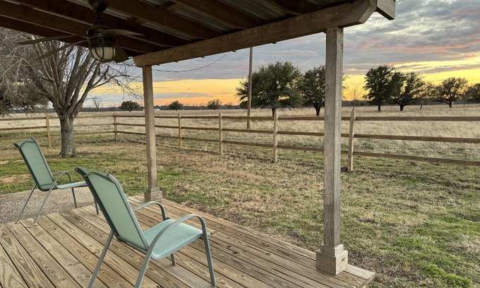 Crawford Cabaña | Enjoy quiet country skies. Modern guest house in Crawford 20 mins to Waco.