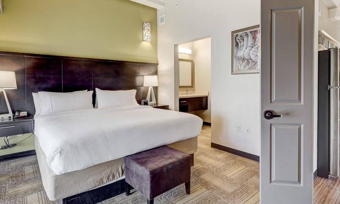 Downtown Baltimore Hotel | Enjoy Relaxing Historic Ambiance in Suite w/ Kitchen Near Attractions