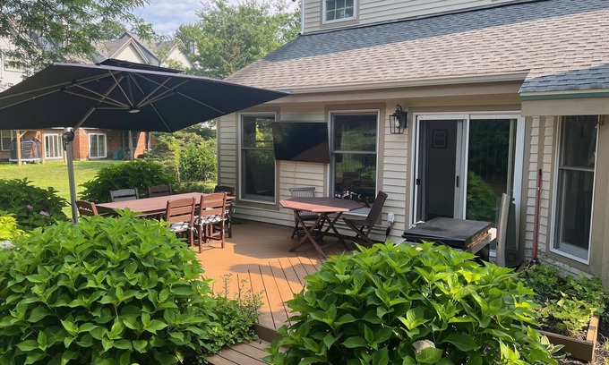 Saratoga Springs Casa | Enjoy Saratoga Springs in comfort from this beautiful Townhome on Saratoga Lake!