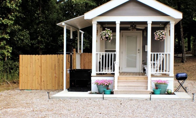 Mid America Cabaña | Enjoy Serenity at Gee's Comfy Cottage! ADA Accessible.
