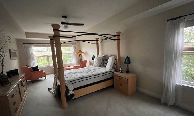 Lambertville Casa | Enjoy shopping, dining, and the Delaware water towpath all a walk away