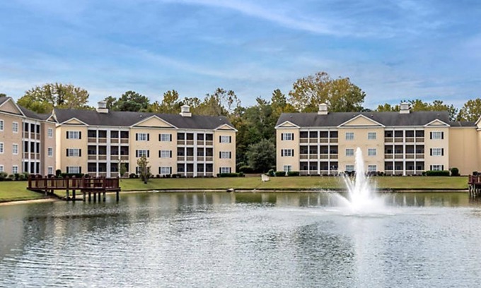 Myrtle Beach Complejo | Enjoy some country charm at this Myrtle Beach oasis