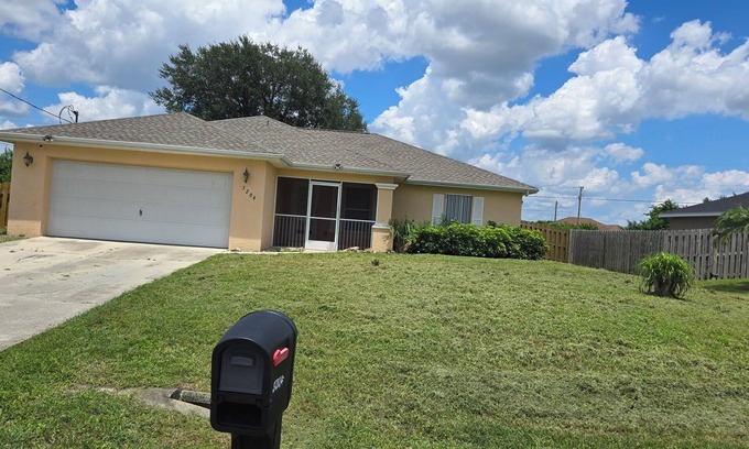 Lehigh Acres Casa | Enjoy Sunny Florida weather and endless sight seeing, beaches, and fishing.