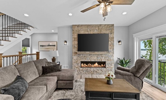 Colchester Casa | Enjoy Sunsets at Fully Equipped 4BR-Lake Champlain