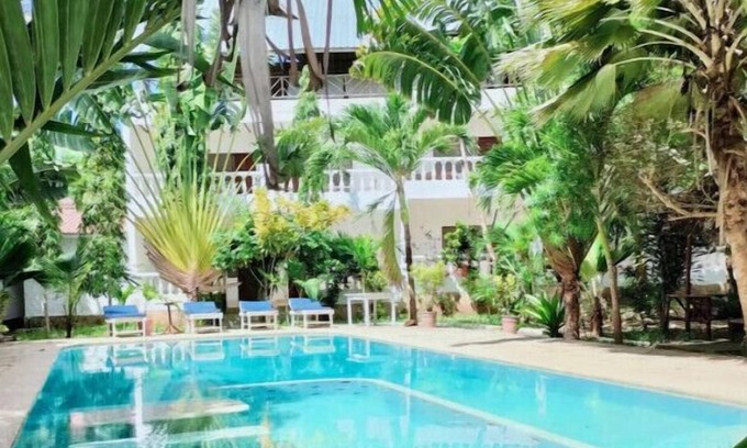 Ukunda Apartamento | Enjoy sunsets poolside at a fully equipped studio apartment oasis