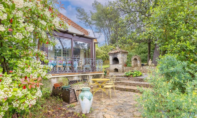 Saint-Clement-de-Riviere Casa | Enjoy this characterful and spacious holiday home.
