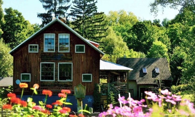 Kent Casa | Enjoy the ambiance of the Spirit Horse Farm just 1 mile from the town of Kent CT