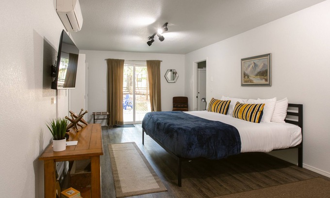 Cave Junction Casa | Enjoy the beauty of Southern Oregon with a stay in our cozy and spacious vacation rental!