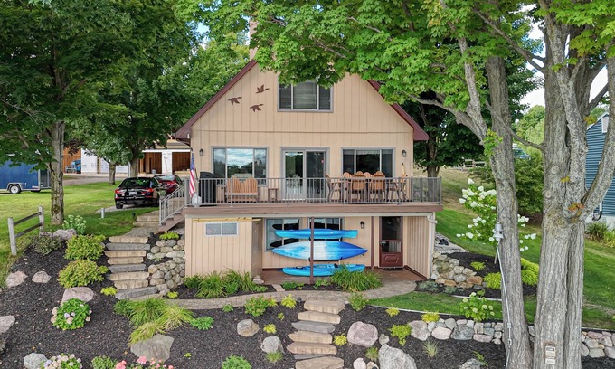 Traverse City Casa | Disfrute de lo mejor de ambos mundos en el hermoso lago de plata