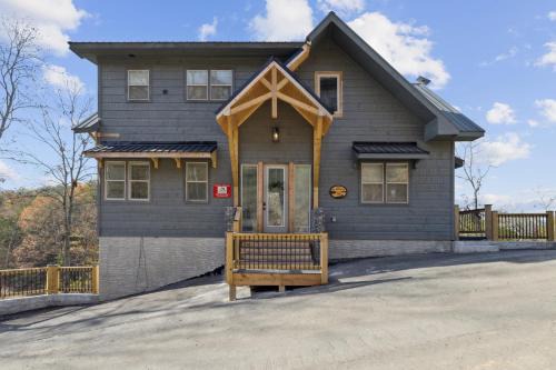 Sevierville Casa | Enjoy the "Calm On The Water" in a Relaxing Luxurious Pool Cabin on the Lake!