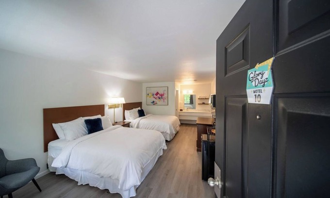 Eureka Springs Complejo | Enjoy the charm of Queen Suite Number 10 at GloryDayz!