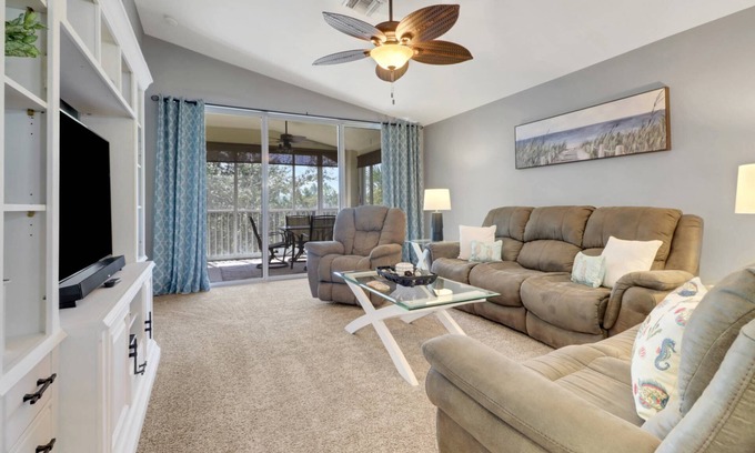 Fort Myers Condominio | Enjoy the Colonial Country Club Lifestyle! Beautiful 2nd Floor Condo, Bikes & Tranquil Water Views!