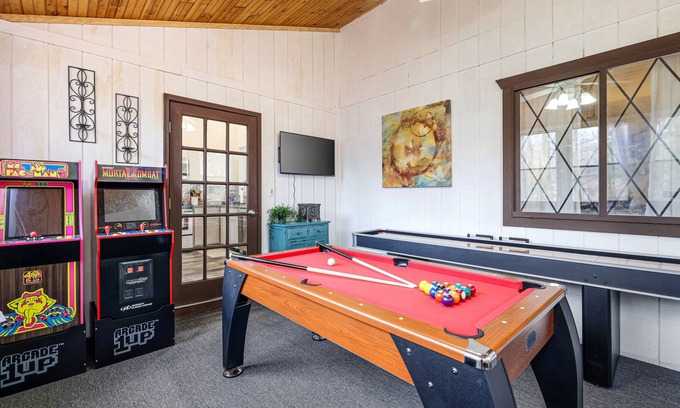 Hamlin Casa | Enjoy the fall foliage with this Premier Host!