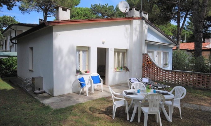 Lignano Pineta Villa | Disfruta del jardín de nuestro acogedor piso.
