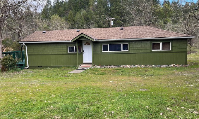 Josephine County Casa | Enjoy the Hobbit House! Charming 2-bedroom 1-bathroom house in Kerby, Oregon