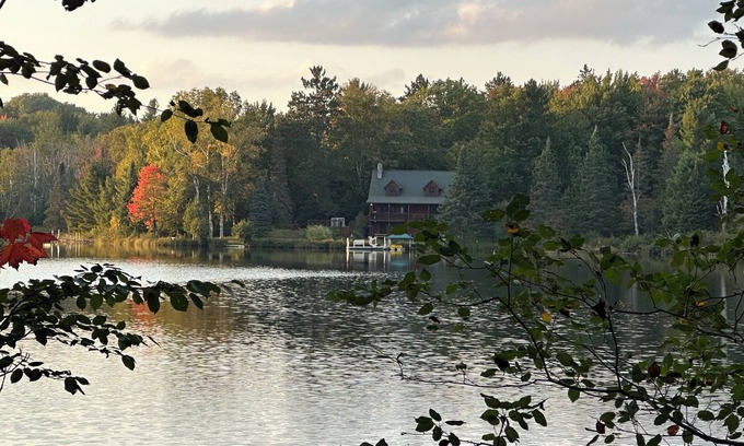National Mine Cabina | Enjoy the lake, walk in the forest, s’mores on the fire pit and deer visits.