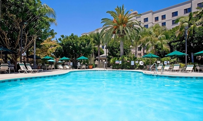 Anaheim Resort Complejo | Enjoy the Magic of Disneyland Steps from Our Spacious Suites w/ Self Parking!