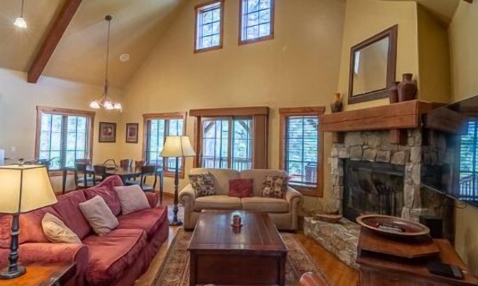 Tamarack Chalet De Esquí | Disfruta de las vistas a la montaña desde tu terraza privada y jacuzzi