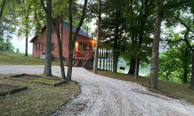 Pleasant Grove Cabina | Enjoy the new hot tub and cozy cabin in the Ozarks