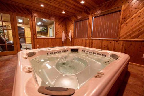 Mount Pleasant Apartamento | Enjoy The Outback+ Indoor Hot tub+Games+Puzzles+Tennis Court